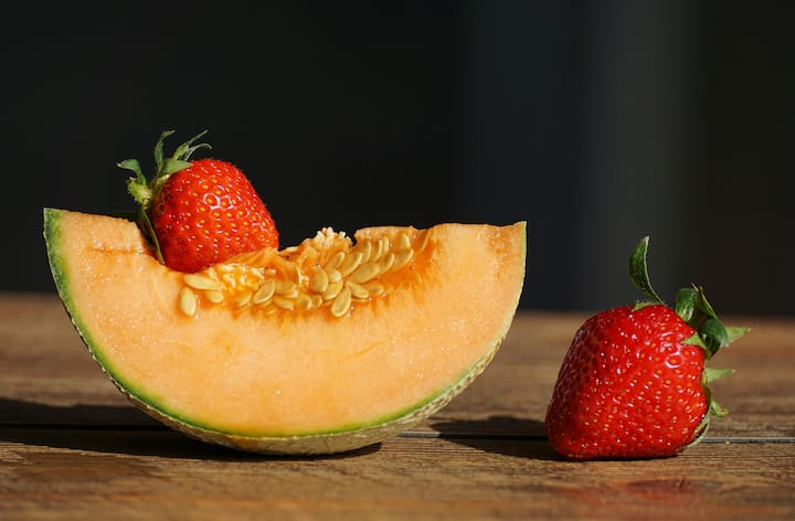 Talking about vitamins, watermelon is rich in Vitamin A, B1, B5, while cantaloupe is rich in Vitamin C, B6 and Vitamin K.  But if you are expecting Vitamin E or D from these two fruits, then know that both these fruits are deficient in vitamins (Photo credit: pexels)