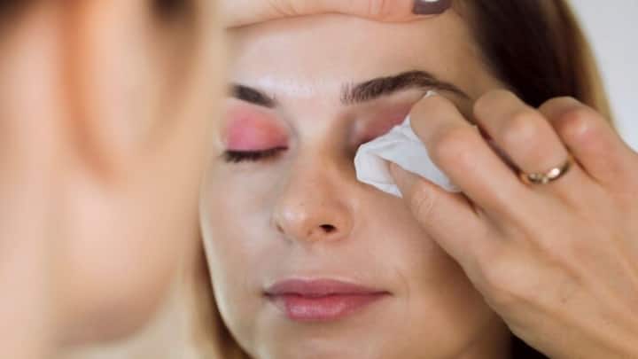 makeup adopt these tips to remove spread kajal from your eyes Eye Care: आंखों से काजल हटाते समय इन बातों का रखें खास ख्याल, नहीं तो हो सकती हैं ये दिक्कतें