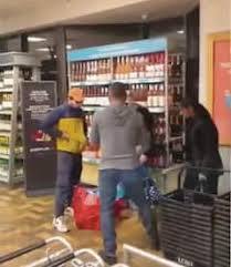 ਓਂਟਾਰੀਓ ’ਚ ਸ਼ਰਾਬ ਵਿਕਰੀ ਦਾ ਸਾਰਾ ਕੰਟਰੋਲ ਸੂਬਾ ਸਰਕਾਰ ਕੋਲ ਹੈ ਤੇ ਸਾਰੇ ਸ਼ਰਾਬ ਸਟੋਰਾਂ (ਠੇਕਿਆਂ) ਦਾ ਸੰਚਾਲਨ ਵੀ ਸਰਕਾਰ ਹੀ ਕਰਦੀ ਹੈ