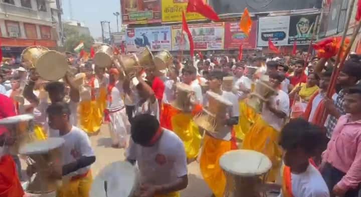 हनुमान जयंती के अवसर पर जय श्री राम और पवन पुत्र बजरंगबली के जयकारों के साथ श्रद्धालु झूमते नाचते उत्साह के साथ हनुमान जी के सबसे बड़े दरबार संकट मोचन मंदिर पहुंचे थे.