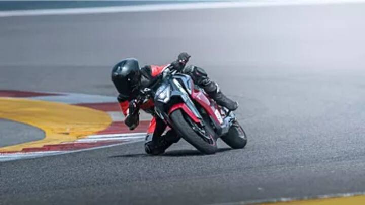 Ultraviolette F77 Mach 2 ਨੂੰ ਦੋ ਵੇਰੀਐਂਟਸ ਸਟੈਂਡਰਡ ਅਤੇ ਰੀਕਨ 'ਚ ਲਾਂਚ ਕੀਤਾ ਗਿਆ ਹੈ, ਜਿਸ ਦੀ ਕੀਮਤ 2.99 ਲੱਖ ਰੁਪਏ ਤੋਂ ਸ਼ੁਰੂ ਹੁੰਦੀ ਹੈ। ਹਾਲਾਂਕਿ ਇਹ ਕੀਮਤ ਪਹਿਲੇ 1000 ਗਾਹਕਾਂ ਲਈ ਹੀ ਤੈਅ ਕੀਤੀ ਗਈ ਹੈ। ਇਸ ਤੋਂ ਬਾਅਦ ਬਾਈਕ ਦੀ ਕੀਮਤ ਵਧ ਕੇ 3,99,000 ਰੁਪਏ ਹੋ ਜਾਵੇਗੀ। ਗਾਹਕ ਇਸ ਬਾਈਕ ਨੂੰ 9 ਵੱਖ-ਵੱਖ ਰੰਗਾਂ 'ਚ ਖਰੀਦ ਸਕਣਗੇ। F77 Mach 2 ਦਾ ਡਿਜ਼ਾਈਨ ਇਸ ਦੇ ਪੁਰਾਣੇ ਵਰਜ਼ਨ ਤੋਂ ਲਿਆ ਗਿਆ ਹੈ।