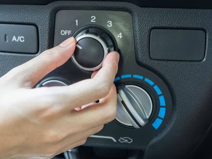 ਗਰਮੀਆਂ ਵਿੱਚ ਏਅਰ ਰੀਸਰਕੁਲੇਸ਼ਨ ਦੀ ਵਰਤੋਂ ਕਰਨਾ ਬਿਹਤਰ ਹੈ। ਠੰਡੇ ਮੌਸਮ ਵਿੱਚ ਹਵਾ ਦੇ ਮੁੜ ਸੰਚਾਰ ਦੀ ਵਰਤੋਂ ਨਹੀਂ ਕੀਤੀ ਜਾਂਦੀ। ਹਾਲਾਂਕਿ, ਸਰਦੀਆਂ ਵਿੱਚ, ਕਾਰ ਦੇ ਕੈਬਿਨ ਦੇ ਅੰਦਰ ਸ਼ੀਸ਼ੇ ਤੋਂ ਧੁੰਦ ਨੂੰ ਹਟਾਉਣ ਲਈ ਰੀਸਰਕੁਲੇਸ਼ਨ ਦੀ ਵਰਤੋਂ ਕੀਤੀ ਜਾਂਦੀ ਹੈ, ਤਾਂ ਜੋ ਬਾਹਰਲੀਆਂ ਚੀਜ਼ਾਂ ਨੂੰ ਦੇਖਣਾ ਆਸਾਨ ਹੋ ਸਕੇ।