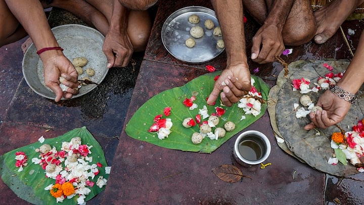 Pitru Paksha 2024: પિતૃ પક્ષ 17 સપ્ટેમ્બરથી શરૂ થવાનો છે. શ્રાદ્ધમાં ઘણા કામ કરવા પર મનાઈ હોય છે. આનું પરિણામ ખૂબ જ ભયાનક હોઈ શકે છે અને આવનારી પેઢીઓને મુશ્કેલી ઉઠાવવી પડી શકે છે.