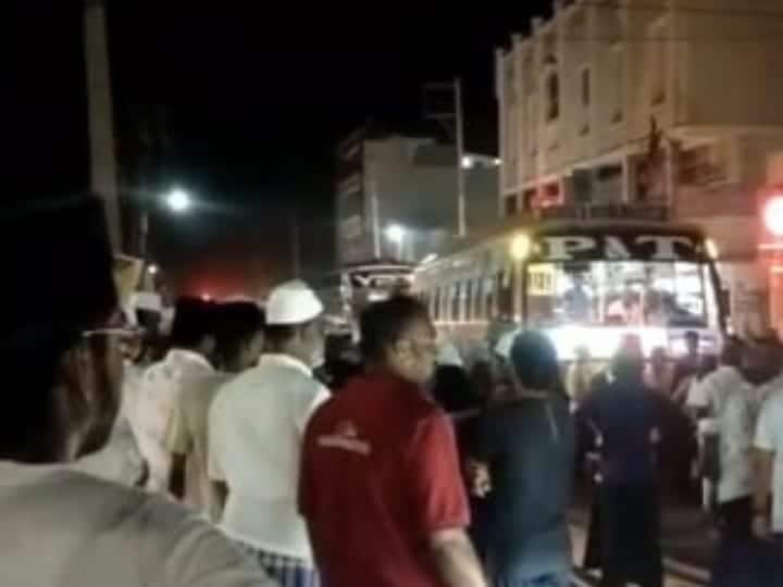 Karur Pallapatti road blockade protest against the municipal administration - TNN குப்பைகளை அள்ள கட்டாய கட்டணம் வசூல்; நகராட்சி நிர்வாகத்தை கண்டித்து வியாபாரிகள் போராட்டம்