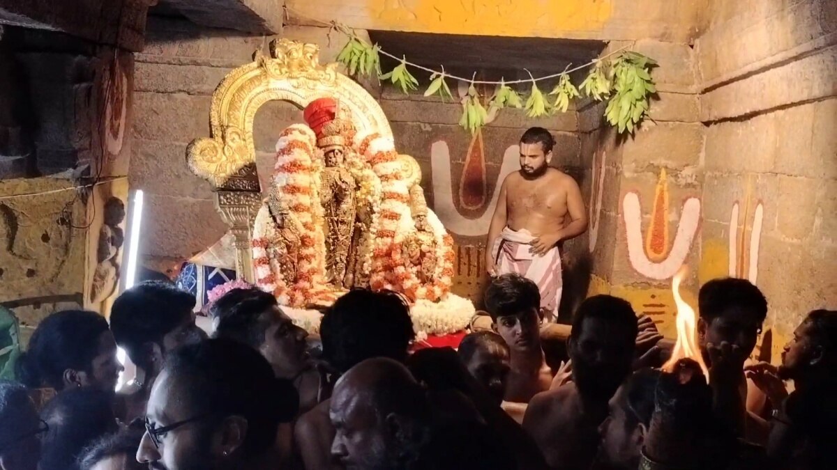 Nadavavi Kinaru : 15 அடி பூமிக்குள் எழுந்தருளிய பெருமாள்..! நள்ளிரவில் நடந்தேறிய அதிசய திருவிழா.!