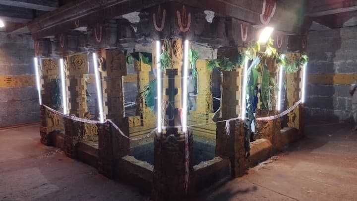 கிணற்றின் முன் உள்ள கல் வளைவு ஆனது அழகிய வேலைப்பாடுகளுடன் அமைக்கப்பட்டுள்ளது.