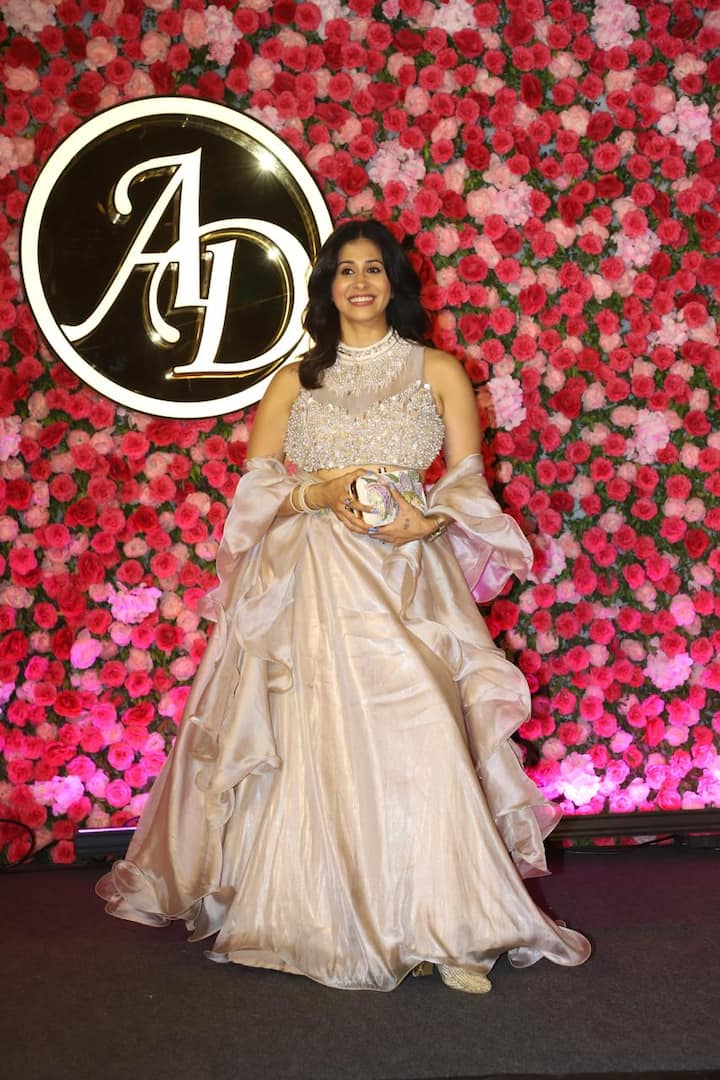 किश्वर मर्चेंट पेस्टल कलर के लहंगे में  बेहद खूबसूरत लग रही थीं. उन्होंने मैचिंग क्लच भी लिया हुआ था.