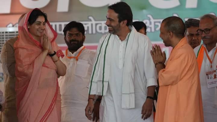 UP Lok Sabha Elections 2024: राष्ट्रीय लोकदल के मुखिया जयंत चौधरी मंगलवार को सीएम योगी के साथ बागपत में चुनाव प्रचार करने पहुंचे. इस दौरान उनके साथ पत्नी चारू चौधरी भी मौजूद थी.