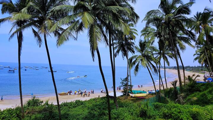 குட்டி கோவா என்று அழைக்கப்படும் வர்க்கலா கடற்கரை. கடற்கரை அருகில் உள்ள தாங்கும் விடுதிகளில் தங்க ஒரு நாளைக்கு, 500 முதல் 1000 ரூபாய் செலவாகும். முறையாக திட்டமிட்டால் பட்ஜெட்டில் சென்று வரலாம்.