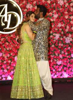 Arti Singh Wedding: ਆਰਤੀ ਸਿੰਘ ਨੇ ਸੰਗੀਤ ਸਮਾਰੋਹ 'ਚ ਦੀਪਕ ਨਾਲ ਦਿੱਤੇ ਰੋਮਾਂਟਿਕ ਪੋਜ਼, ਜੋੜੇ 'ਤੇ ਟਿੱਕੀਆਂ ਫੈਨਜ਼ ਦੀਆਂ ਨਜ਼ਰਾਂ