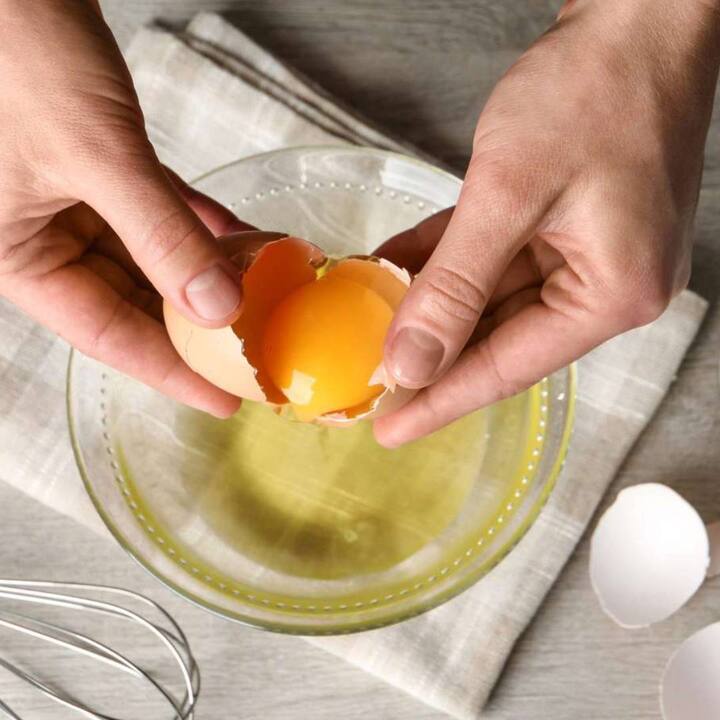 ਲੋਕ ਆਪਣੀ ਫਿਟਨੈੱਸ ਡਾਈਟ 'ਚ ਅੰਡੇ ਨੂੰ ਸ਼ਾਮਲ ਕਰਦੇ ਹਨ ਪਰ ਇਸ ਦਾ ਸਫੇਦ ਹਿੱਸਾ ਹੀ ਖਾਂਦੇ ਹਨ ਅਤੇ ਪੀਲੇ ਹਿੱਸੇ ਨੂੰ ਛੱਡ ਦਿੰਦੇ ਹਨ ਕਿਉਂਕਿ ਅਜਿਹਾ ਮੰਨਿਆ ਜਾਂਦਾ ਹੈ ਕਿ ਇਸ ਨਾਲ ਭਾਰ ਵਧ ਸਕਦਾ ਹੈ। ਤਾਂ ਆਓ ਜਾਣਦੇ ਹਾਂ ਮਾਹਿਰਾਂ ਤੋਂ ਜੋ ਲੋਕ ਭਾਰ ਘੱਟ ਕਰ ਰਹੇ ਹਨ, ਕੀ ਉਨ੍ਹਾਂ ਨੂੰ ਅੰਡੇ ਦਾ ਪੀਲਾ ਹਿੱਸਾ ਖਾਣਾ ਚਾਹੀਦਾ ਹੈ ਅਤੇ ਜੇਕਰ ਹਾਂ, ਤਾਂ ਉਹ ਕਿੰਨਾ ਖਾ ਸਕਦੇ ਹਨ।