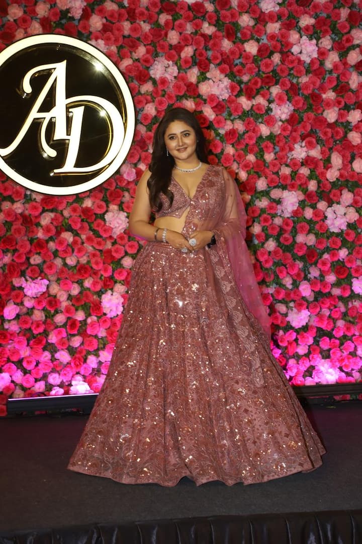 टीवी एक्ट्रेस रश्मि देसाई भी अपनी फ्रेंड आरती सिंह के संगीत फंक्शन में नजर आईं. इस दौरान रश्मि पिंक कलर के लहंगे में लाइमलाइट बटोरती नजर आई.