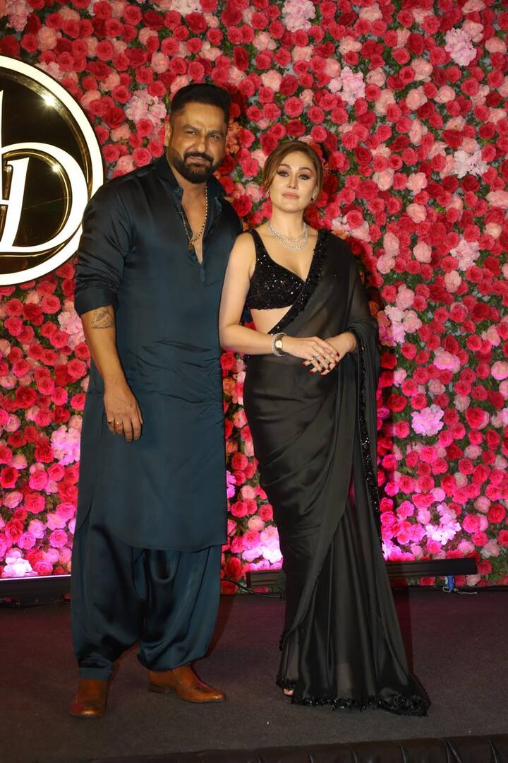 वहीं बिग बॉस 13 फेम शेफाली जरीवाला भी अपने पति संग आरती सिंह के संगीत फंक्शन में शामिल हुईं. इस दौरान शेफाली ब्लैक साड़ी में कहर ढाती दिखीं.