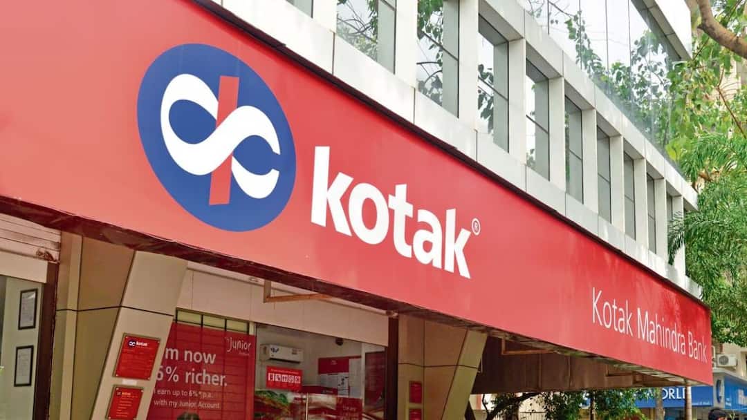 Reserve Bank of India decision barring Kotak Mahindra Bank from taking on new customers through its online as well as mobile banking channels Kotak Mahindra Bank : कोटक महिंद्रा बँकेवर RBI ची मोठी कारवाई; विद्यमान ग्राहकांवर किती परिणाम होणार?