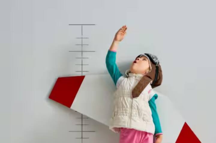 ਸਿਹਤਮੰਦ ਆਦਤਾਂ: ਬੱਚਿਆਂ ਨੂੰ ਸ਼ਰਾਬ ਅਤੇ ਸਿਗਰੇਟ ਵਰਗੀਆਂ ਹਾਨੀਕਾਰਕ ਚੀਜ਼ਾਂ ਤੋਂ ਦੂਰ ਰੱਖੋ। ਇਹ ਚੀਜ਼ਾਂ ਉਨ੍ਹਾਂ ਦੇ ਵਿਕਾਸ ਵਿੱਚ ਰੁਕਾਵਟ ਬਣ ਸਕਦੀਆਂ ਹਨ ਅਤੇ ਉਨ੍ਹਾਂ ਨੂੰ ਸਰੀਰਕ ਅਤੇ ਮਾਨਸਿਕ ਤੌਰ 'ਤੇ ਕਮਜ਼ੋਰ ਬਣਾ ਸਕਦੀਆਂ ਹਨ।