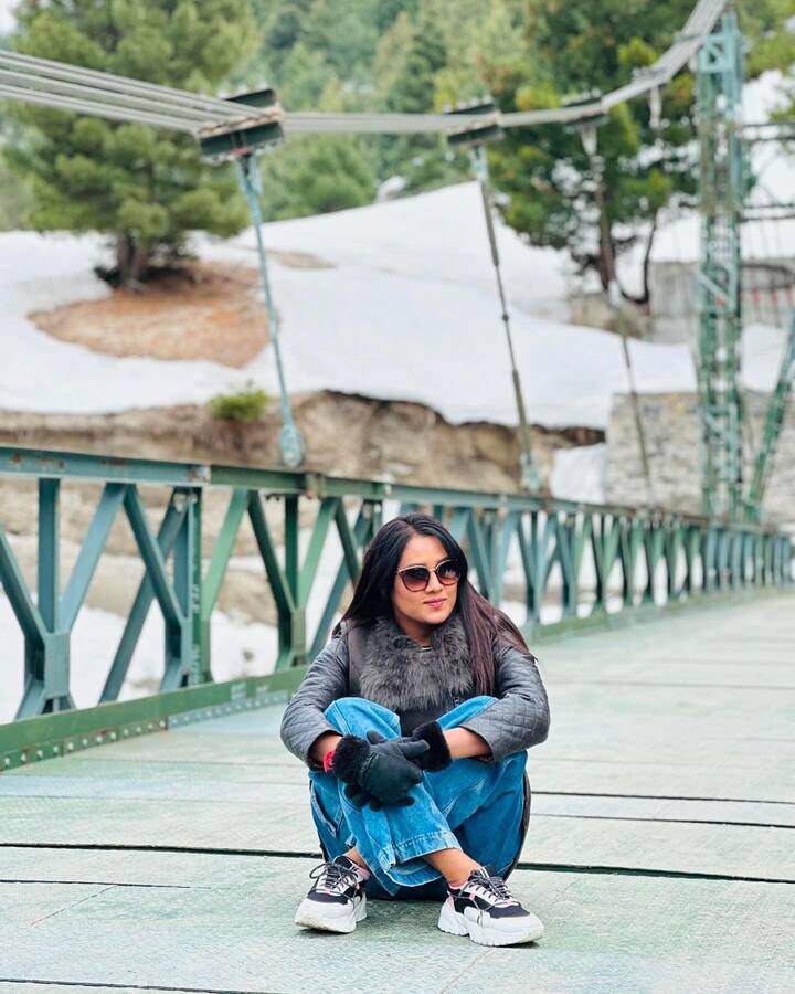 కీర్తి కేశవ్ తాజాగా మనాలి ట్రిప్కి వెళ్లింది. అక్కడ మంచుల్లో ఉన్న బ్రిడ్జి మీద ఫోటోలు దిగింది.(Images Source : Instagram/keerthibhatofficial)