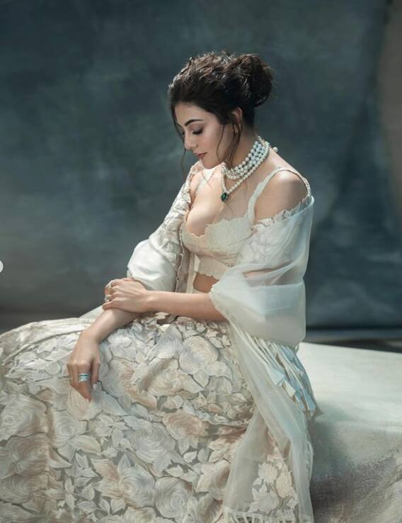 એમ્બ્રૉઇડરી આઇવરી ડ્રેસમાં કાજલ અગ્રવાલની સુંદર તસવીરો