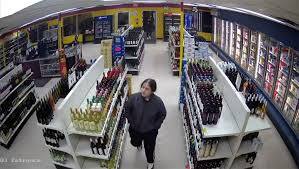 ਦਰਅਸਲ ਕੈਨੇਡਾ ਵਿੱਚ ਦੋ ਪੁਰਸ਼ਾਂ ਤੇ ਇੱਕ ਮਹਿਲਾ ਵੱਲੋਂ ਠੇਕੇ ਤੋਂ ਸ਼ਰਾਬ ਲੁੱਟਣ ਦੀ ਘਟਨਾ ਸਾਹਮਣੇ ਆਈ ਹੈ। ਇਸ ਘਟਨਾ ਸਬੰਧੀ ਲੰਘੇ ਦਿਨ ਤੋਂ ਵੀਡੀਓ ਵਾਇਰਲ ਹੋਈ ਹੈ, ਜਿਸ ਵਿੱਚ ਦੋ ਪੁਰਸ਼ ਤੇ ਇੱਕ ਔਰਤ ਸ਼ਰਾਬ ਸਟੋਰ (ਠੇਕਾ) ਲੁੱਟਦੇ ਹੋਏ ਦਿਖਾਈ ਦੇ ਰਹੇ ਹਨ। ਚਰਚਾ ਹੈ ਕਿ ਸ਼ਰਾਬ ਦਾ ਠੇਕਾ ਲੁੱਟਣ ਵਾਲੇ ਪੰਜਾਬੀ ਸਨ ਪਰ ਅਜੇ ਤੱਕ ਇਸ ਦੀ ਪੁਸ਼ਟੀ ਨਹੀਂ ਹੋ ਸਕੀ।