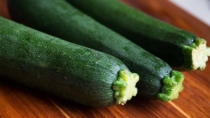 வெள்ளரிக்காயில் 95% நீர் சத்து உள்ளது. வெள்ளரிக்காயில் கலோரி குறைவாகவும் இருப்பதால் உடல் எடையை குறைக்க நினைப்பவர்கள் தாராளமாக டயட்டில் சேர்த்து கொள்ளலாம். இதில் உள்ள நார்ச்சத்து, பொட்டாசியம்  மற்றும் மெக்னீசியம் இரத்த கொதிப்பை கட்டுப்பாட்டில் வைக்க உதவலாம்