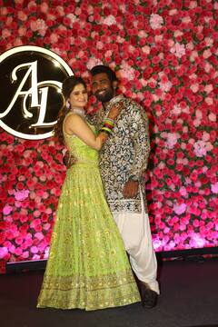 Aarti Singh Wedding: આરતી સિંહ સંગીત સેરેમનીમાં જોવા મળી રોમેન્ટીક મૂડમાં, આપ્યા શાનદાર પોઝ, જુઓ તસવીરો