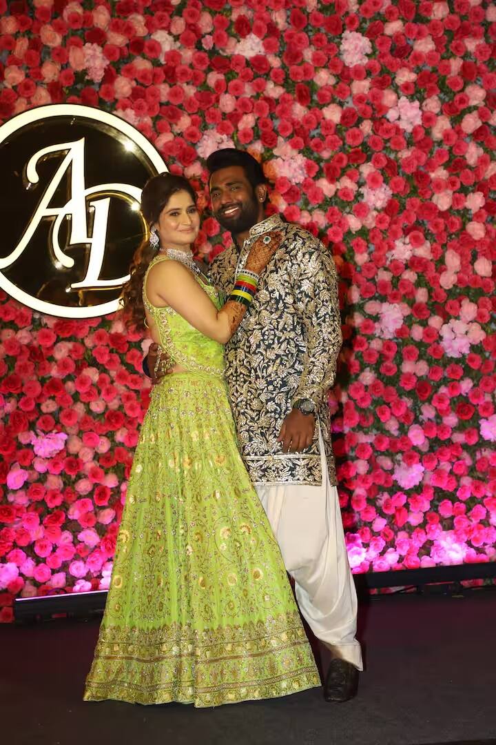 કૃષ્ણા અભિષેકની બહેન અને અભિનેત્રી આરતી સિંહના સંગીત સમારોહનું પણ ખૂબ જ ધામધૂમથી આયોજન કરવામાં આવ્યું હતું. આ દરમિયાન ટૂંક સમયમાં લગ્ન કરવા જઈ રહેલી આરતી સિંહ તેના ભાવિ વર રાજા દીપક ચૌહાણ પર ઘણો પ્રેમ વરસાવતી જોવા મળી હતી.