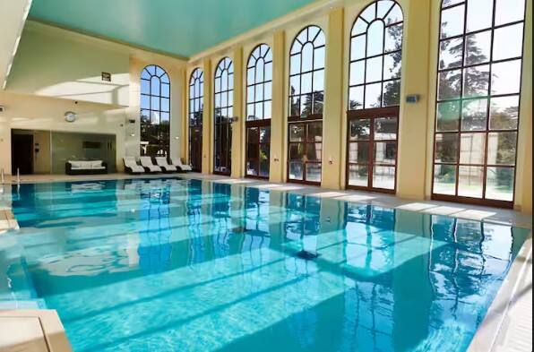 300 ਏਕੜ ਵਿੱਚ ਫੈਲਿਆ ਇਹ ਹੋਟਲ ਬਹੁਤ ਹੀ ਆਲੀਸ਼ਾਨ ਅਤੇ ਸਾਰੀਆਂ ਸਹੂਲਤਾਂ ਨਾਲ ਲੈਸ ਹੈ। ਇਸ ਵਿੱਚ ਝੀਲਾਂ, ਕੰਟਰੀ ਕਲੱਬ, ਇਤਿਹਾਸਕ ਬਾਗ ਵਰਗੀਆਂ ਬਹੁਤ ਸਾਰੀਆਂ ਚੀਜ਼ਾਂ ਹਨ।