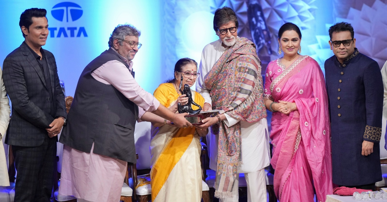 अमिताभ बच्चन को मिला 'लता दीनानाथ मंगेशकर पुरस्कार', इनसे पहले इन दो सेलिब्रिटीज को मिल चुका है ये सम्मान