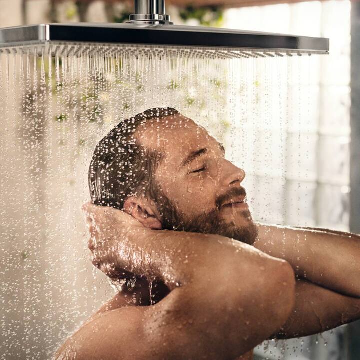 ਕੁਝ ਲੋਕ ਅਜਿਹੇ ਵੀ ਹਨ ਜੋ ਗਰਮੀਆਂ ਵਿੱਚ ਕਈ ਵਾਰ ਨਹਾਉਂਦੇ ਹਨ। ਉਨ੍ਹਾਂ ਨੂੰ ਲੱਗਦਾ ਹੈ ਕਿ ਇਸ ਨਾਲ ਉਨ੍ਹਾਂ ਨੂੰ ਤਾਜ਼ਗੀ ਮਿਲੇਗੀ। ਪਰ ਇਸ ਨਾਲ ਉਨ੍ਹਾਂ ਨੂੰ ਨੁਕਸਾਨ ਹੋ ਸਕਦਾ ਹੈ। ਵਾਰ-ਵਾਰ ਨਹਾਉਣ ਨਾਲ ਚਮੜੀ ਨਾਲ ਜੁੜੀਆਂ ਸਮੱਸਿਆਵਾਂ ਹੋ ਸਕਦੀਆਂ ਹਨ ਕਿਉਂਕਿ ਇਸ ਨਾਲ ਚਮੜੀ 'ਚ ਮੌਜੂਦ ਕੁਦਰਤੀ ਤੇਲ ਘੱਟ ਜਾਂਦਾ ਹੈ, ਜਿਸ ਕਾਰਨ ਚਮੜੀ ਖੁਸ਼ਕ ਹੋਣ ਲੱਗਦੀ ਹੈ। ਨਾਲ ਹੀ, ਇਸ ਕਾਰਨ ਤੁਹਾਨੂੰ ਚਮੜੀ ਨਾਲ ਜੁੜੀਆਂ ਕਈ ਸਮੱਸਿਆਵਾਂ ਦਾ ਸਾਹਮਣਾ ਕਰਨਾ ਪੈ ਸਕਦਾ ਹੈ।