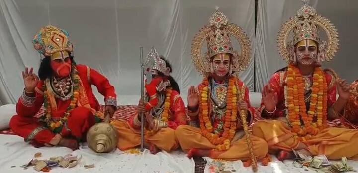 काशी के विश्व प्राचीन संकट मोचन मंदिर में मंगलवार और शनिवार के दिन बड़ी संख्या में श्रद्धालु पहुंचते हैं और आज हनुमान जयंती के अवसर पर श्रद्धालु अपनी सभी मनोकामनाओं की प्राप्ति के लिए बजरंगबली को चढ़ाए जाने वाले तुलसी का माला, बेसन - घी का लड्डू, सिंधूर को अर्पित कर हनुमान चालीसा का भी पाठ करते नजर आए.