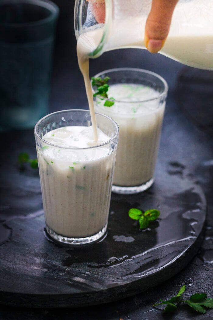 ताक- ताक छाछ का महाराष्ट्रीयन वर्जन है. यह ड्रिंक नमकीन, मसालेदार और तीखे स्वादों का मिक्स्चर है, जो आपके टेस्ट बड को एक संपूर्ण आनंद प्रदान करता है. यह आंत के स्वास्थ्य को बढ़ावा देता है और डिहाइड्रेशन को भी रोकता है, जिससे यह समर डाइट के लिए एक बढ़िया विकल्प बन जाता है.