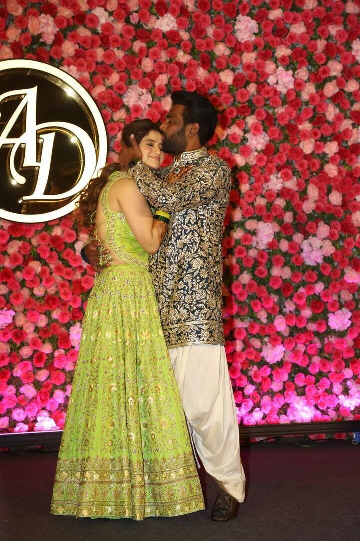 આ તસવીરમાં દીપક ચૌહાણ આરતી સિંહને કપાળ પર કિસ કરતો જોવા મળી રહ્યો છે.  કપલના સંગીત ફંક્શનની આ તસવીરો હવે સોશિયલ મીડિયા પર વાયરલ થઈ રહી છે.આરતી સિંહ અને દીપક ચૌહાણે પણ પેપ્સ માટે અનેક  પોઝ આપ્યા હતા. તમને જણાવી દઈએ કે અભિનેત્રી દીપક ચૌહાણ સાથે 25 એપ્રિલે લગ્ન કરશે.