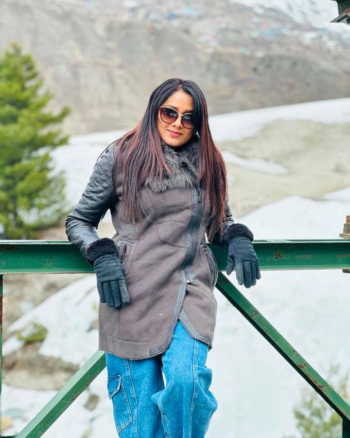 ఈ ఫోటోలను ఇన్స్టా గ్రామ్లో షేర్ చేసింది. 🩷 Clicked by @moushmineha thank you #manali #cold #weather #loveurself❤️ #keephappy #pose #love #manalivibes✨ అంటూ క్యాప్షన్ ఇచ్చింది.(Images Source : Instagram/keerthibhatofficial)