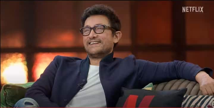 નેટફ્લિક્સ દ્વારા શેર કરવામાં આવેલા આગામી એપિસોડના ટીઝરમાં, કપિલ શર્મા કહેતા જોવા મળે છે, દરેકના પ્રિય સુપરસ્ટાર શ્રી આમિર ખાનનું સ્વાગત છે, ત્યારબાદ આમિર ખાન દર્શકોને હાથ જોડીને અભિવાદન કરવા સ્ટેજ પર આવે છે. બ્લુ જેકેટ અને ડેનિમ જીન્સમાં આમિર ખૂબ જ હેન્ડસમ લાગી રહ્યો છે.