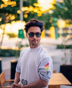 कभी बैकग्राउंड डांसर था ये एक्टर, सलमान खान से भी है कनेक्शन, फ्लॉप फिल्में देने के बाद भी करोड़ो में वसूलता है फीस