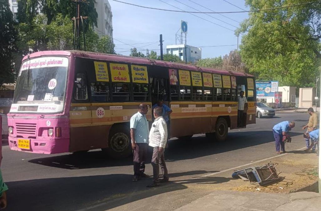 ஓடும் பேருந்தில் இருந்து தூக்கி வீசப்பட்ட நடத்துனர்; திருச்சியில் அதிர்ச்சி