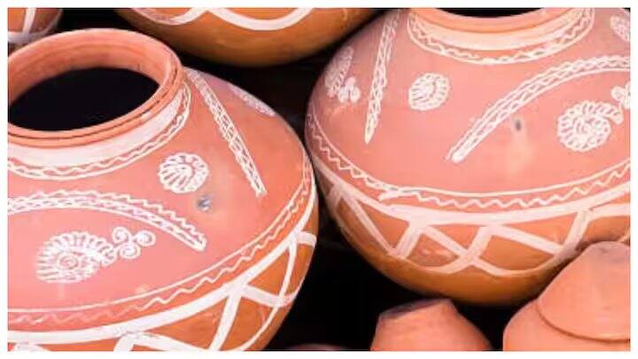 ઘડાને પાણીમાં પલાળી રાખોઃ ઘડામાં પાણી ભરતા પહેલા તેને આખી રાત પાણીમાં પલાળી રાખો. આ ઘડાની અંદરની સફાઈ કરવામાં મદદ કરે છે અને પાણી પણ ઠંડુ રહે છે.