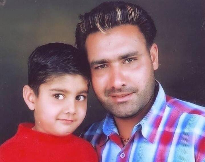 ਕੁਲਵਿੰਦਰ ਢਿੱਲੋਂ 90 ਦੇ ਦਹਾਕਿਆਂ ਦੇ ਸੁਪਰਸਟਾਰ ਰਹੇ ਹਨ। ਉਨ੍ਹਾਂ ਨੇ ਆਪਣੇ ਛੋਟੇ ਜਿਹੇ ਕਰੀਅਰ 'ਚ ਇੰਡਸਟਰੀ 'ਚ ਤਹਿਲਕਾ ਮਚਾ ਦਿੱਤਾ ਸੀ। ਇੱਕ ਤੋਂ ਬਾਅਦ ਇੱਕ ਹਿੱਟ ਗਾਣੇ ਤੇ ਐਲਬਮਾਂ ਦੇ ਕੇ ਉਨ੍ਹਾਂ ਨੇ ਖੂਬ ਨਾਮ ਤੇ ਸ਼ੋਹਰਤ ਕਮਾਈ ਸੀ।