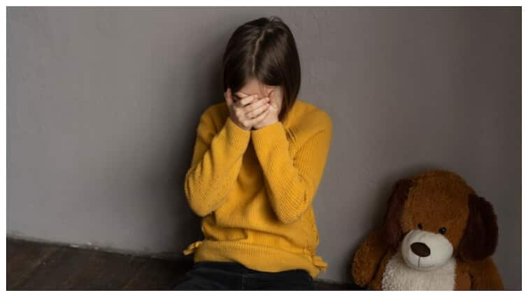 Signs of Sexual Abuse in Children What Parents Should Watch For Parenting Tips: बच्चों की इन चीजों का रखें ध्यान, जिससे पता चलेगा कि कहीं उनके साथ कुछ गलत तो नहीं रहा?