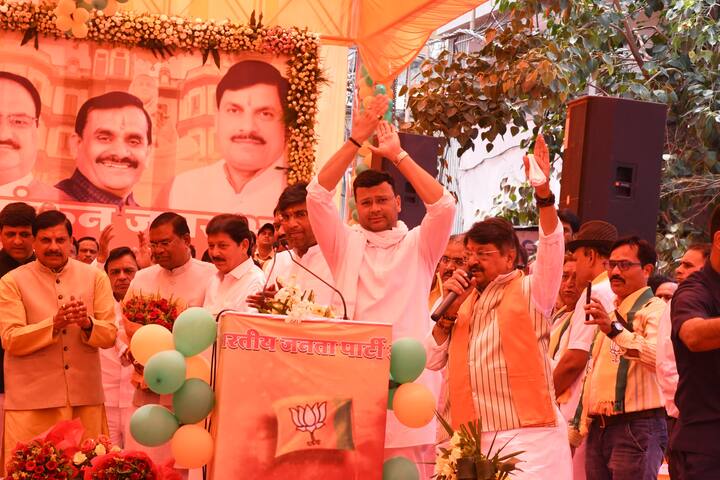 उन्होंने कहा कि हम मध्य प्रदेश के 29 में से 29 सीटों पर प्रचंड बहुमत से विजय प्राप्त करेंगे. सीएम यादव ने आगे कहा की किसी भी कीमत पर इंदौर और इंदौर की जनता का अपमान सहन नहीं करेंगे . इंदौर का अपमान इंदौर की जनता बर्दाश्त नहीं करेगी .
