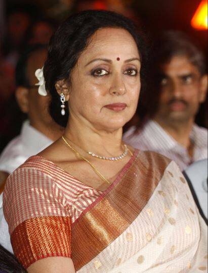 बॉलीवुड की ड्रीम गर्ल हेमा मालिनी ने राज कपूर के साथ फिल्म सपनों का सौदागर (1968) में काम किया था. वहीं रणधीर कपूर के साथ 'हाथ की सफाई' (1974) जैसी फिल्म में रोमांस किया.