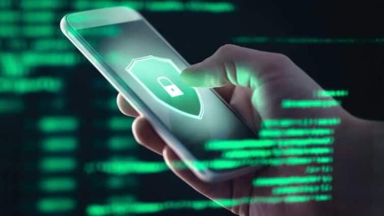 here To Tell If Your Phone Is Hacked or not if it is yes What To Do Next abp nadu news Phone Hacking: உங்கள் போனில் அதிவிரைவாக சார்ஜ் குறைகிறதா..? ஒருவேளை ஹேக் செய்யப்பட்டதுதான் காரணமோ!