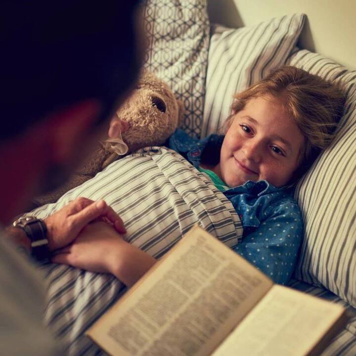 ਅੱਜ ਕੱਲ੍ਹ ਬੱਚੇ ਲਈ ਵੱਖਰਾ ਕਮਰਾ ਰੱਖਣ ਦਾ ਰੁਝਾਨ ਹੈ। ਪਰ ਜੇਕਰ ਤੁਹਾਡਾ ਬੱਚਾ ਛੋਟਾ ਹੈ, ਤਾਂ ਉਸਨੂੰ ਆਪਣੇ ਨਾਲ ਸੌਣ ਦੀ ਕੋਸ਼ਿਸ਼ ਕਰੋ। ਕਈ ਵਾਰ ਬੱਚੇ ਰਾਤ ਨੂੰ ਇਕੱਲੇ ਡਰਦੇ ਹਨ, ਜਿਸ ਕਾਰਨ ਉਹ ਚੰਗੀ ਤਰ੍ਹਾਂ ਸੌਂ ਨਹੀਂ ਪਾਉਂਦੇ। ਅਜਿਹੀ ਸਥਿਤੀ ਵਿੱਚ ਬੱਚੇ ਨੂੰ ਆਪਣੇ ਨਾਲ ਸੌਣ ਦੀ ਕੋਸ਼ਿਸ਼ ਕਰੋ।