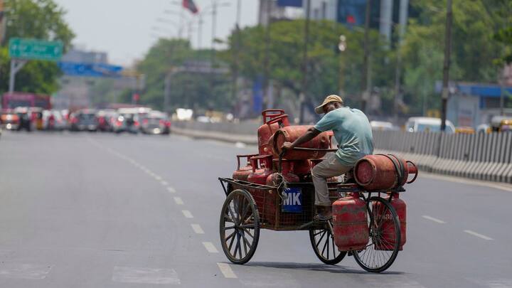 শুক্রবার উত্তর ও দক্ষিণ ২৪ পরগনা, পূর্ব ও পশ্চিম মেদিনীপুর, পূর্ব ও পশ্চিম বর্ধমান, হাওড়া, হুগলি, ঝাড়গ্রাম, বাঁকুড়াতে তীব্র তাপপ্রবাহের সর্তকতা জারি করা হয়েছে।