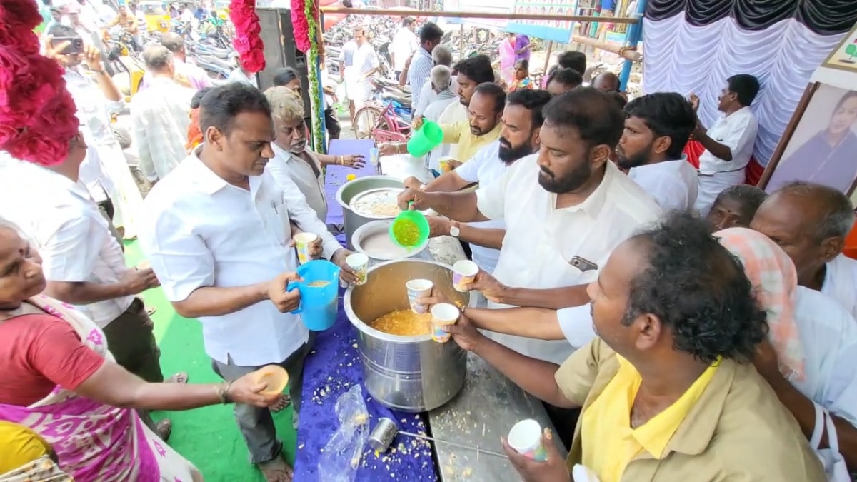 குளு குளு கரும்பு ஜூஸ்...! ஜூஸ் போட்டு கொடுத்த முன்னாள் அமைச்சர் வளர்மதி..!