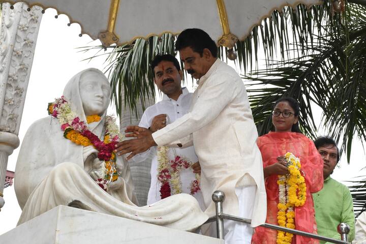 केबिनेट मंत्री कैलाश विजयवर्गीय ने कहा की बीजेपी में आने का सिलसिला जारी है .बड़वानी की पूर्व विधायक चंद्रभागा किराड़े सहित कई कांग्रेस नेता बीजेपी में शामिल हुई और मुख्यमंत्री मोहन यादव ने केसरिया दुपट्टा पहनाकर स्वागत किया .