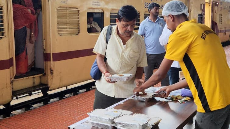 IRCTC food indian railways along introduced economy meals concept for 20 rupees only Economy Meal: స్పెషల్‌ ఆఫర్ - రైల్వే స్టేషన్లలో 20 రూపాయలకే రుచికరమైన ఆహారం