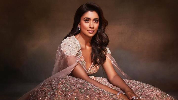 Shriya Saran : హీరోయిన్ శ్రియా శరణ్ తన లేటెస్ట్ ఫోటోలను ఇన్​స్టాలో షేర్ చేసింది. లెహంగాలో అందంగా ముస్తాబైంది కానీ.. మేకప్ ఎఫెక్ట్ వల్లనేమో AIలా కనిపిస్తుంది.