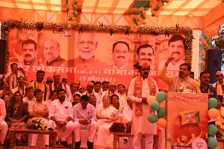 उन्होंने कहा कि अगर कांग्रेस में दम है तो वह 500 पर का नारा लगाए. डॉ मोहन यादव ने कहा कि कांग्रेस के पहले तीन डिजिट में सांसद थे उसके बाद 2019 में 52 सांसद रह गए यानी केवल एक बस में बैठ जाएं. साथ ही यह भी कहा कि 2024 में कांग्रेस के जितने सांसद जीतेंगे वह सब एक टेंपो में ही समा जाएंगे और उनको इस बार बस भी नसीब नहीं होगी. इस पर मौजूद बीजेपी के कार्यकर्ताओं ने जमकर तालियां बजाई .