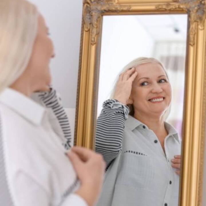 ਸ਼ਖਸੀਅਤ ਦੇ ਵਿਕਾਸ ਲਈ ਲੋਕ ਕਈ ਤਰ੍ਹਾਂ ਦੇ ਟਿਪਸ ਅਤੇ ਟ੍ਰਿਕਸ ਅਪਣਾਉਂਦੇ ਹਨ। ਤੁਸੀਂ ਇਸਦੇ ਲਈ ਮਿਰਰ ਟਾਕ ਕਰ ਸਕਦੇ ਹੋ। ਇਸ ਦੇ ਬਹੁਤ ਸਾਰੇ ਫਾਇਦੇ ਹਨ, ਪਰ ਹਾਂ, ਇੱਥੇ ਧਿਆਨ ਦੇਣ ਵਾਲੀ ਗੱਲ ਇਹ ਹੈ ਕਿ ਤੁਹਾਨੂੰ ਸ਼ੀਸ਼ੇ ਵਿੱਚ ਦੇਖ ਕੇ ਆਪਣੇ ਨਾਲ ਸਕਾਰਾਤਮਕ ਗੱਲ ਕਰਨੀ ਚਾਹੀਦੀ ਹੈ। ਇਸ ਨਾਲ ਤੁਸੀਂ ਹੌਲੀ-ਹੌਲੀ ਆਪਣੇ ਅੰਦਰ ਕਾਫੀ ਬਦਲਾਅ ਦੇਖੋਗੇ। ਤਾਂ ਆਓ ਜਾਣਦੇ ਹਾਂ ਇਸ ਦੇ ਕੀ ਫਾਇਦੇ ਹਨ।...