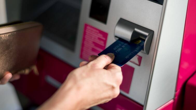 The sound of money being counted while withdrawing money from ATM is not that of the note then whose is it ATM से पैसे निकालते वक्त जो पैसे गिनने की आवाज आती है, वो नोट की नहीं होती... फिर किसकी होती है?